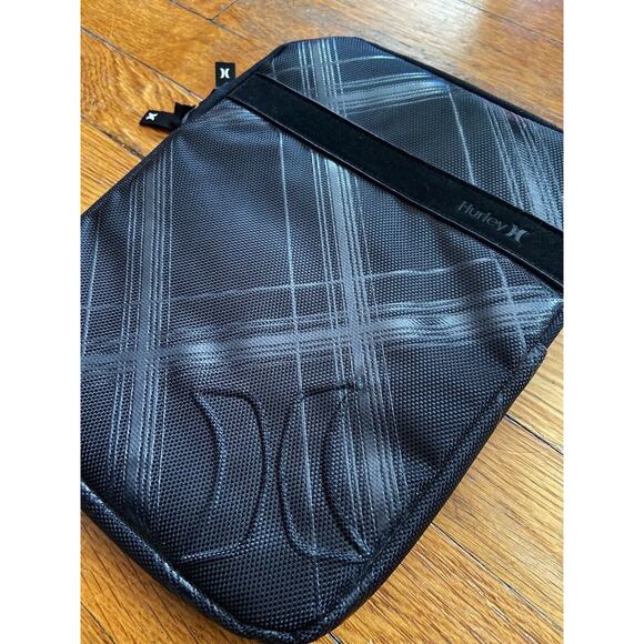 HURLEY Black Plaid Padded Zippered Tablet Sleeve - Picture 2 of 10